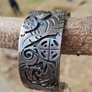 Vintage Taxo Mexico Artisan Silver Floral Hinged Bracelet Bangel Cuff